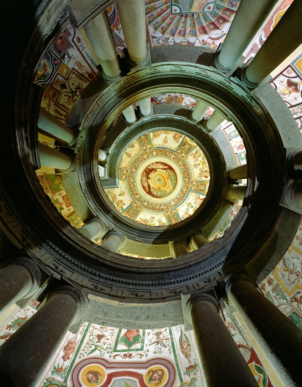 Vista de la escalera de caracol de piedra mirando hacia el techo, diseñada por Jacopo Vignola (1505-73) y sus sucesores, 1557-83 de Italian School