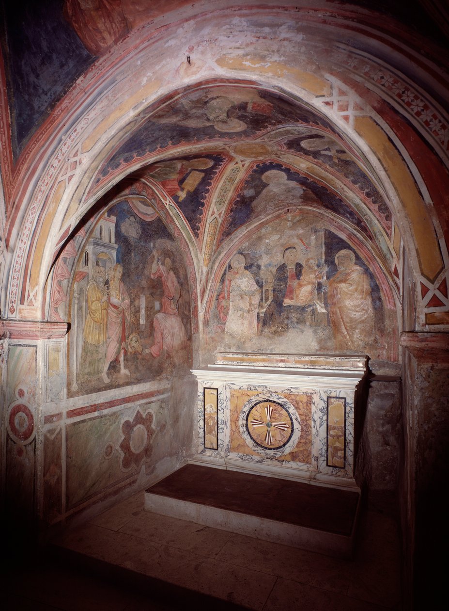 Vista del presbiterio de la iglesia superior con el altar en estilo cosmatesco de Italian School