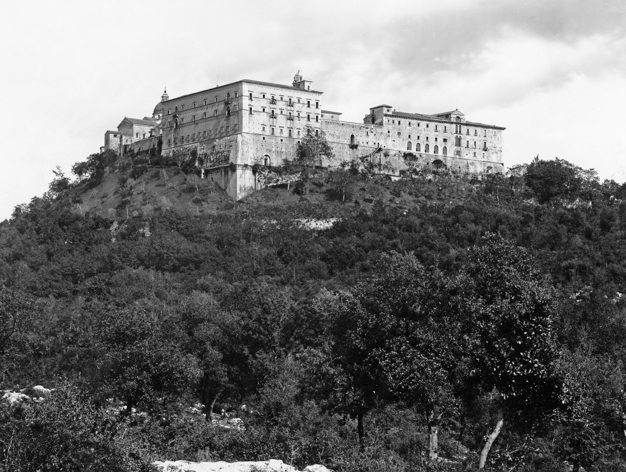Vista general del exterior de la abadía en Monastery Hill de Italian School Italian School