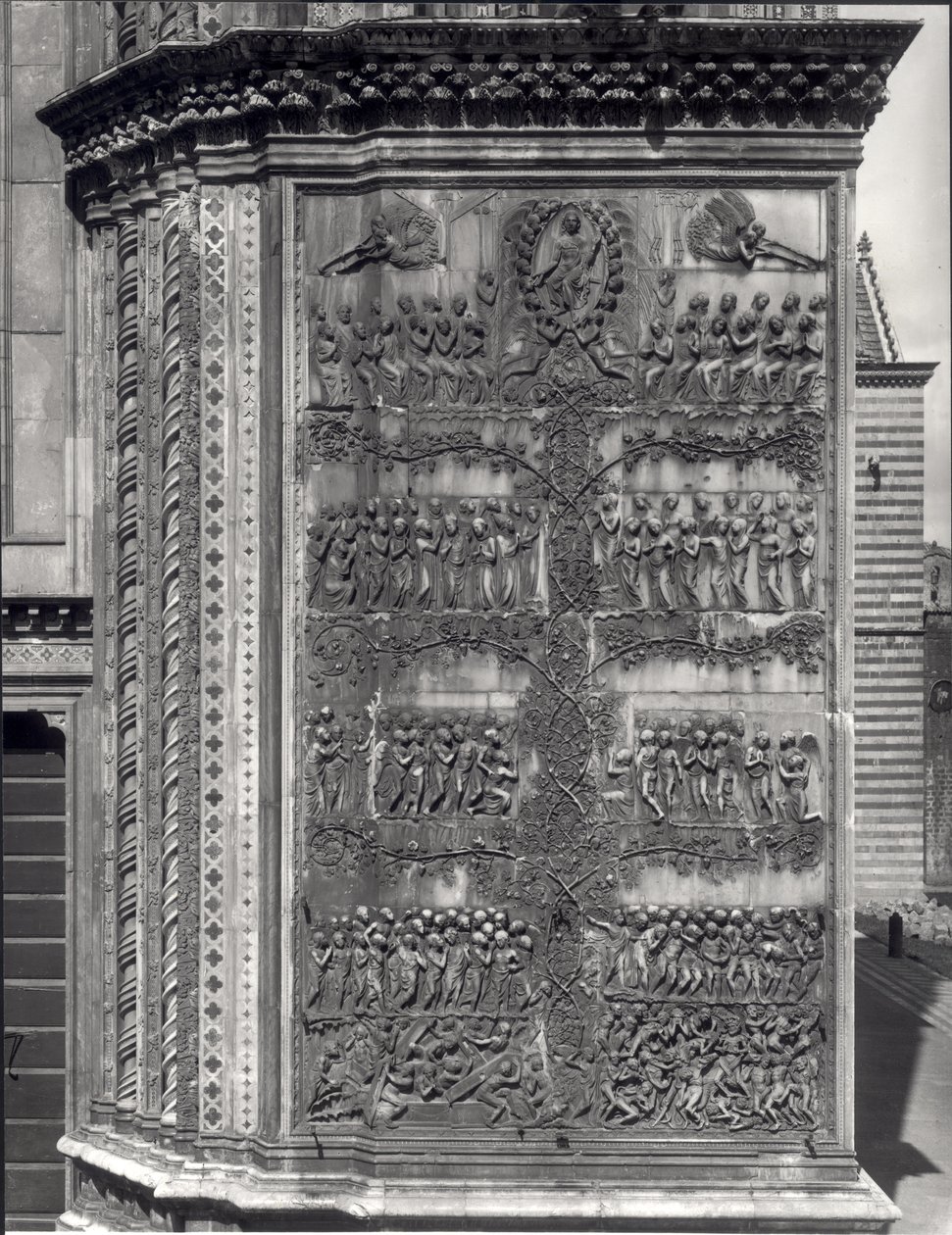 Escenas del Nuevo Testamento, panel en relieve de la fachada de Italian School Italian School
