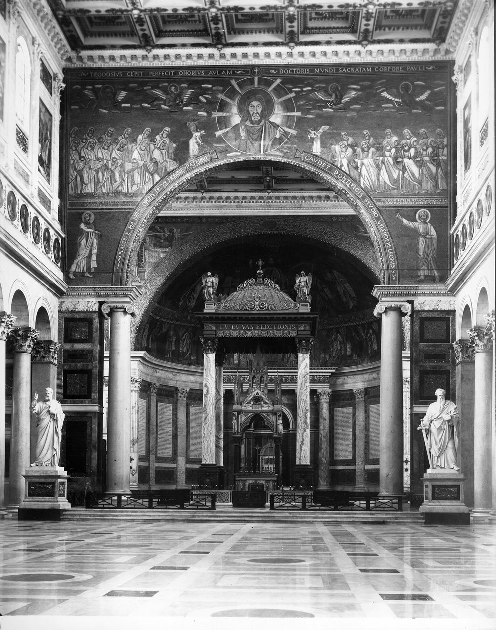 Vista del altar mayor coronado por un tabernáculo de Arnolfo di Cambio (c.1245-1310) y con la tumba de San Pablo debajo de Italian School Italian School