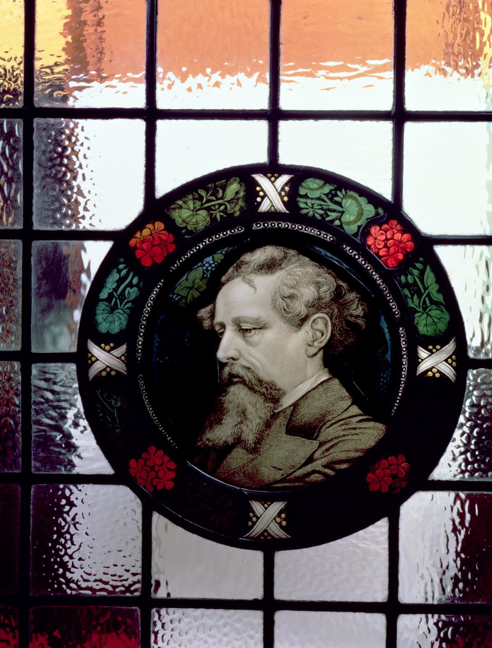 Ventana que Muestra la Cabeza de Charles Dickens como un Hombre Anciano (vidriera) de J. Winbolt