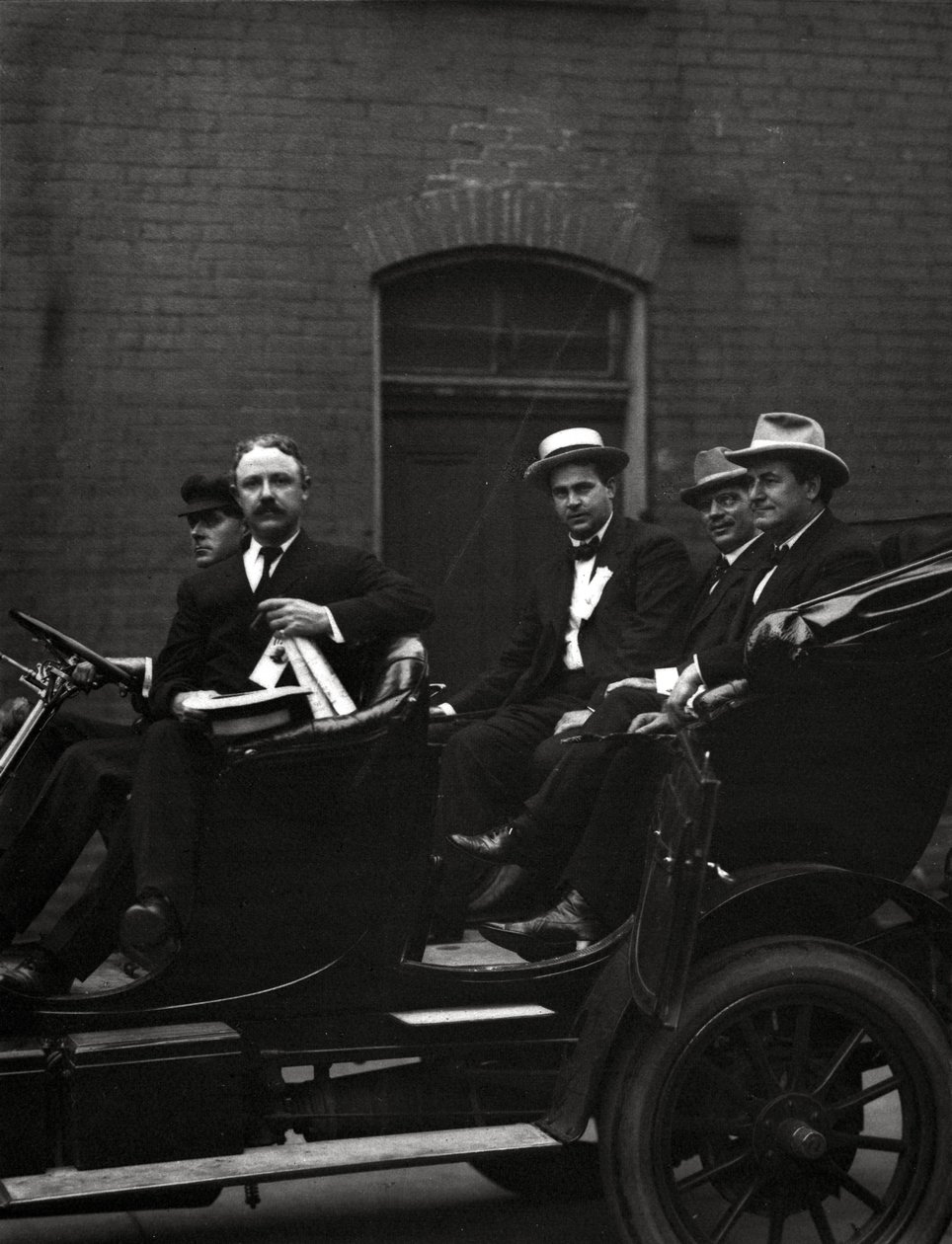 Edward F. Goltra, un delegado no identificado, Rolla Wells y William Jennings Bryan llegando a una sesión de la Convención Nacional Demócrata de 1916, St. Louis, 11-14 de junio de 1916 de J.C. Strauss