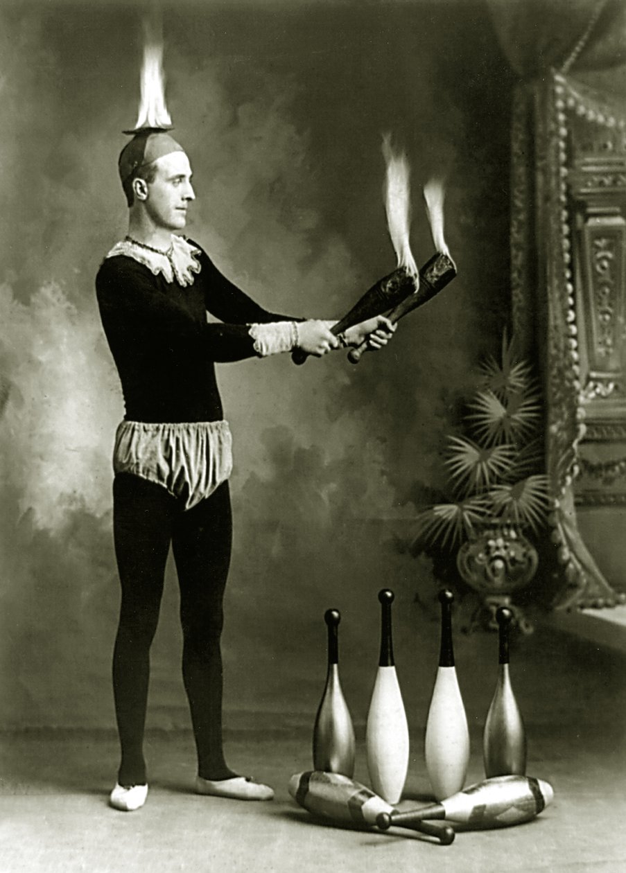 J.T. Doyle, malabarista de circo y carnaval con clavos y cuenco en llamas, c.1902 de J.E. Pasonault
