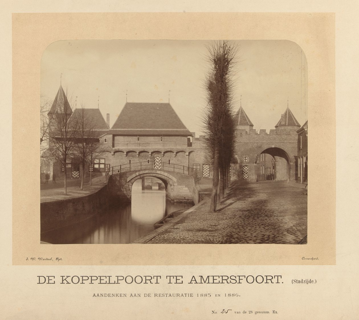 De Koppelpoort en Amersfoort (lado de la ciudad) (título sobre el objeto) de J.W. Wentzel