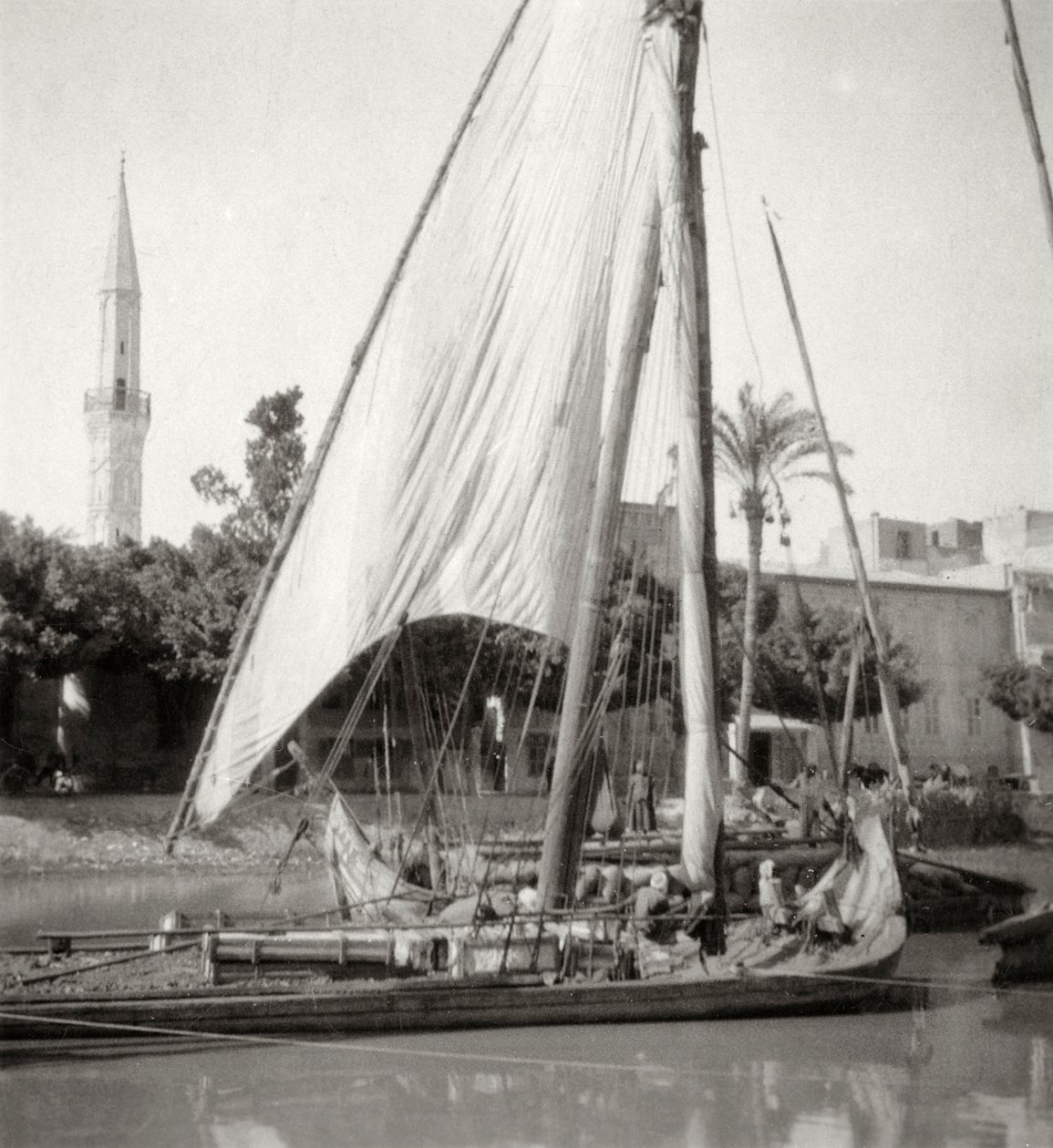 En el Canal Mahmoudiyah, Alejandría, Egipto, siglo XX de J. Dearden Holmes