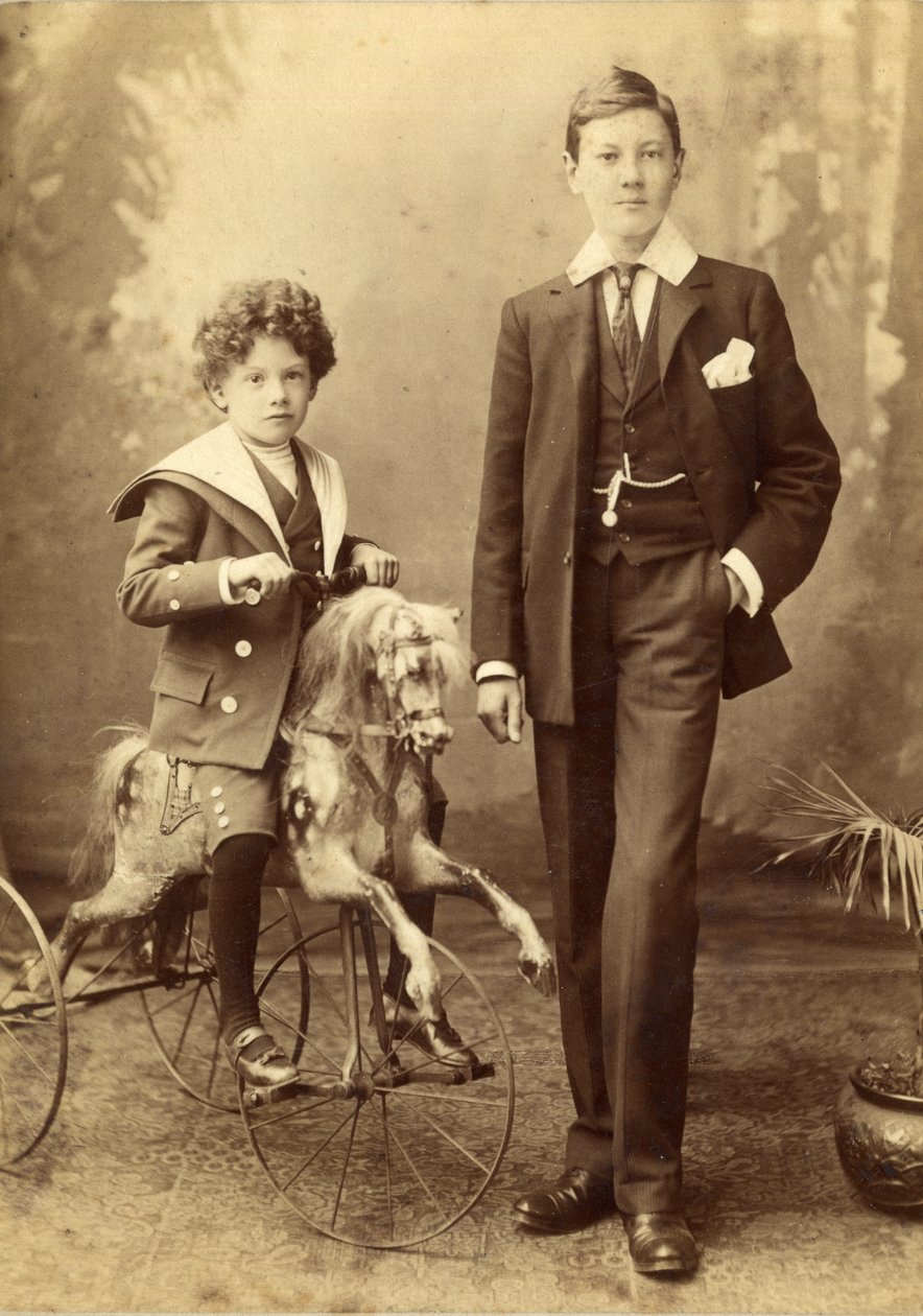 Niño montado en su caballo como un triciclo, su hermano mayor al lado, 1880s de J. H. Killick