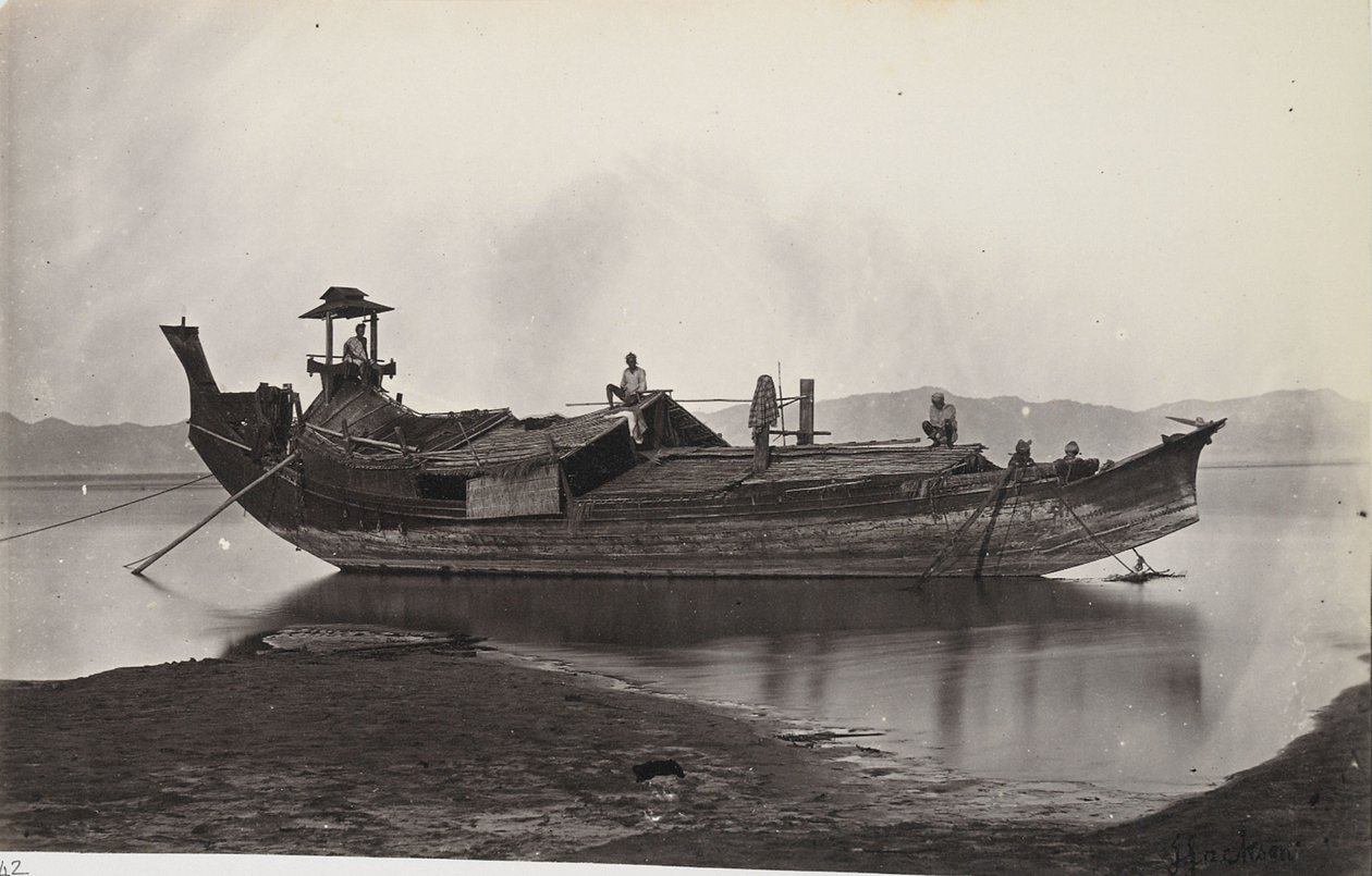 Vista de un laung-zat o arrozal amarrado a la orilla del río Irrawaddy de J. Jackson