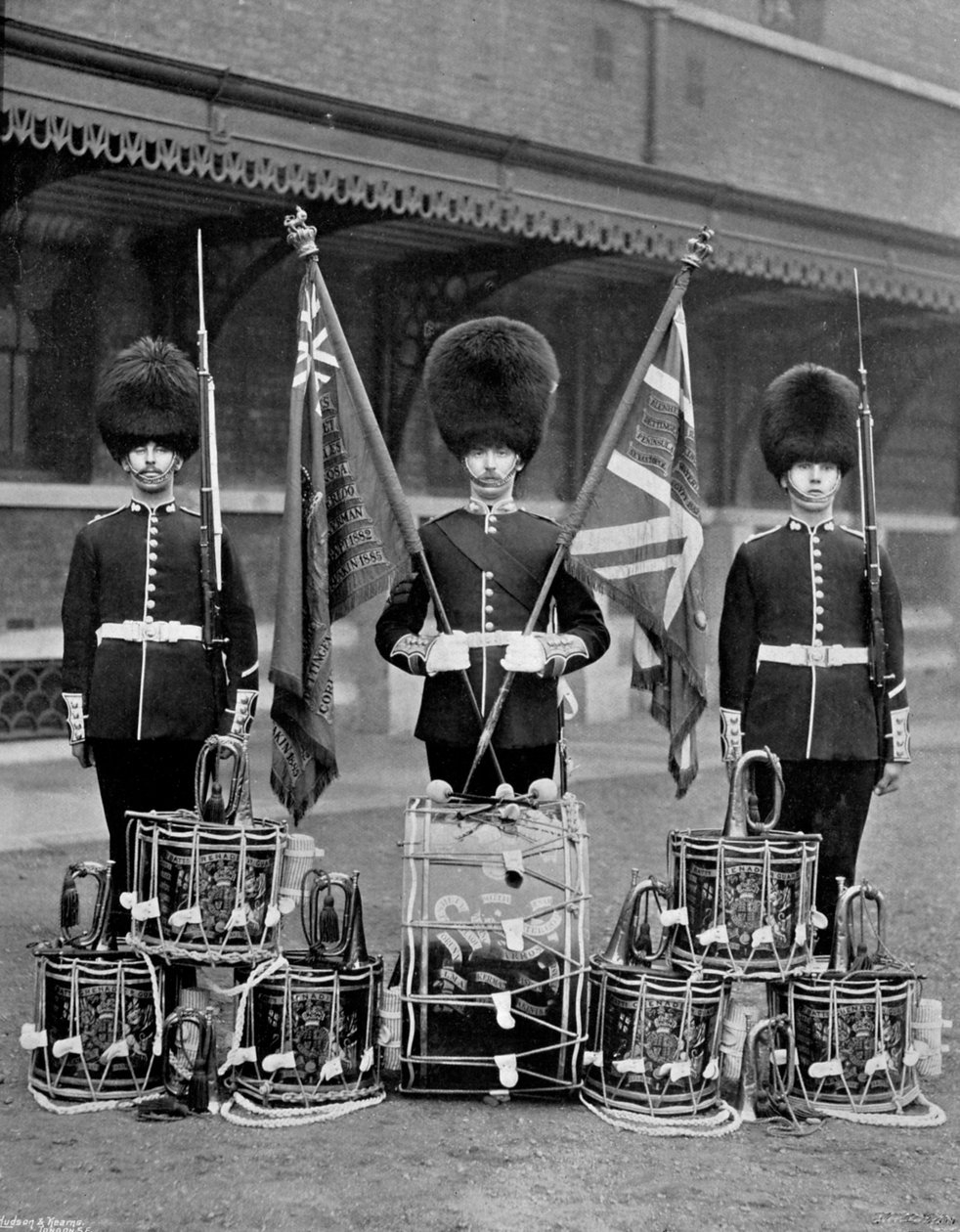 Los colores y tambores de los 2º Guardias Granaderos, 1896 de J. Thomson