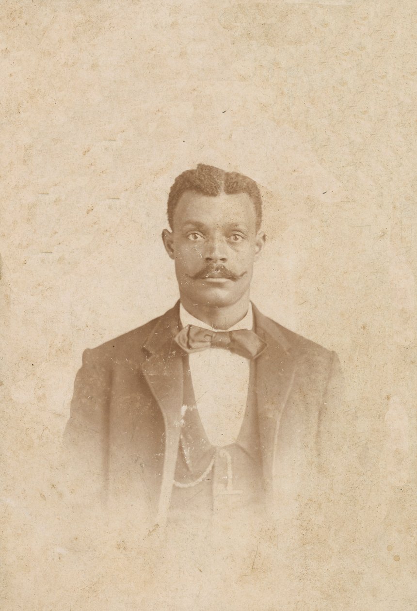 Fotografía de un hombre con traje, chaleco y corbata, 1880-1900 de J. W. Taylor
