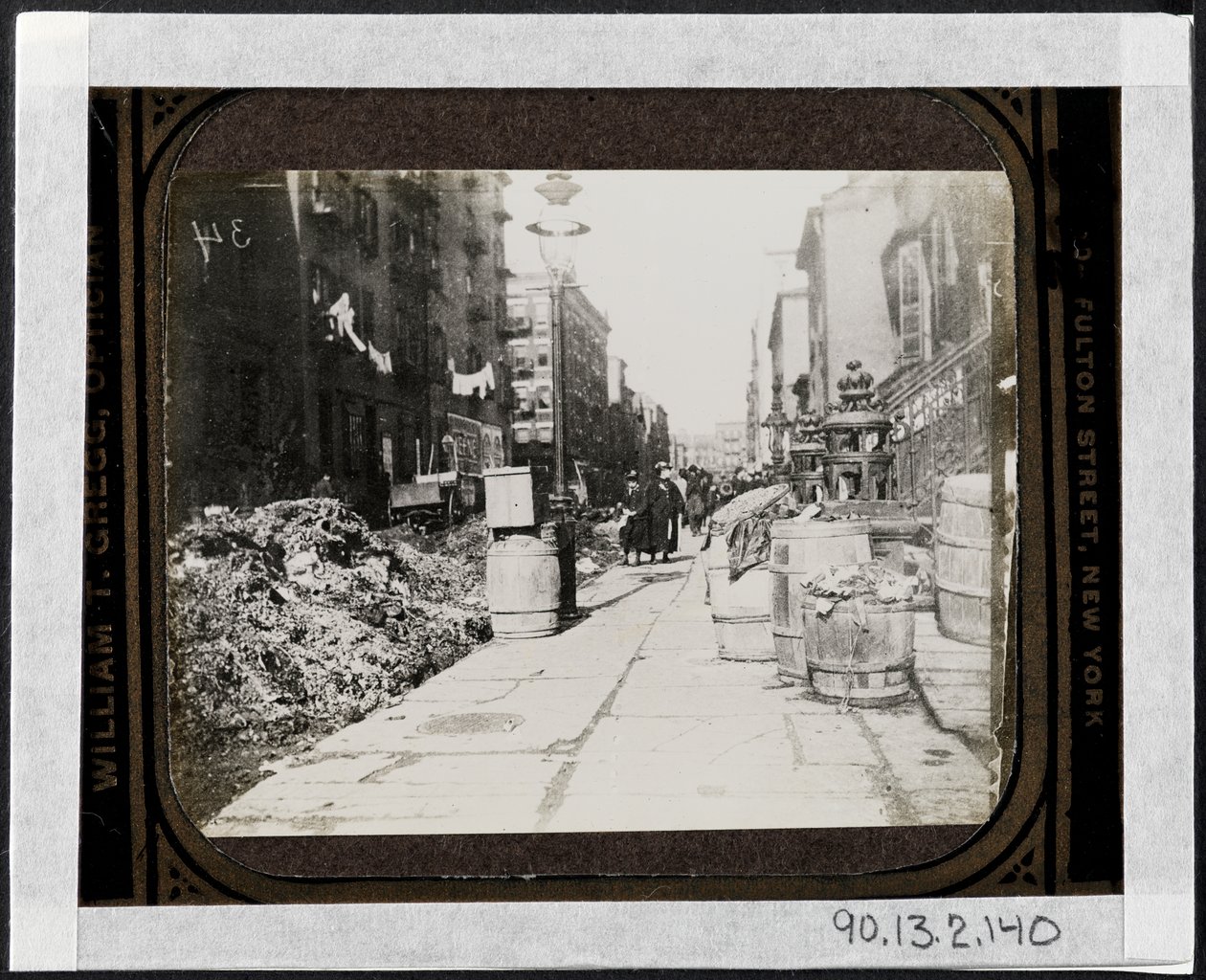 Limpieza de la calle Tammany antes del día de Waring, frente a 9 Varick Place, c.1890 de Jacob August Riis