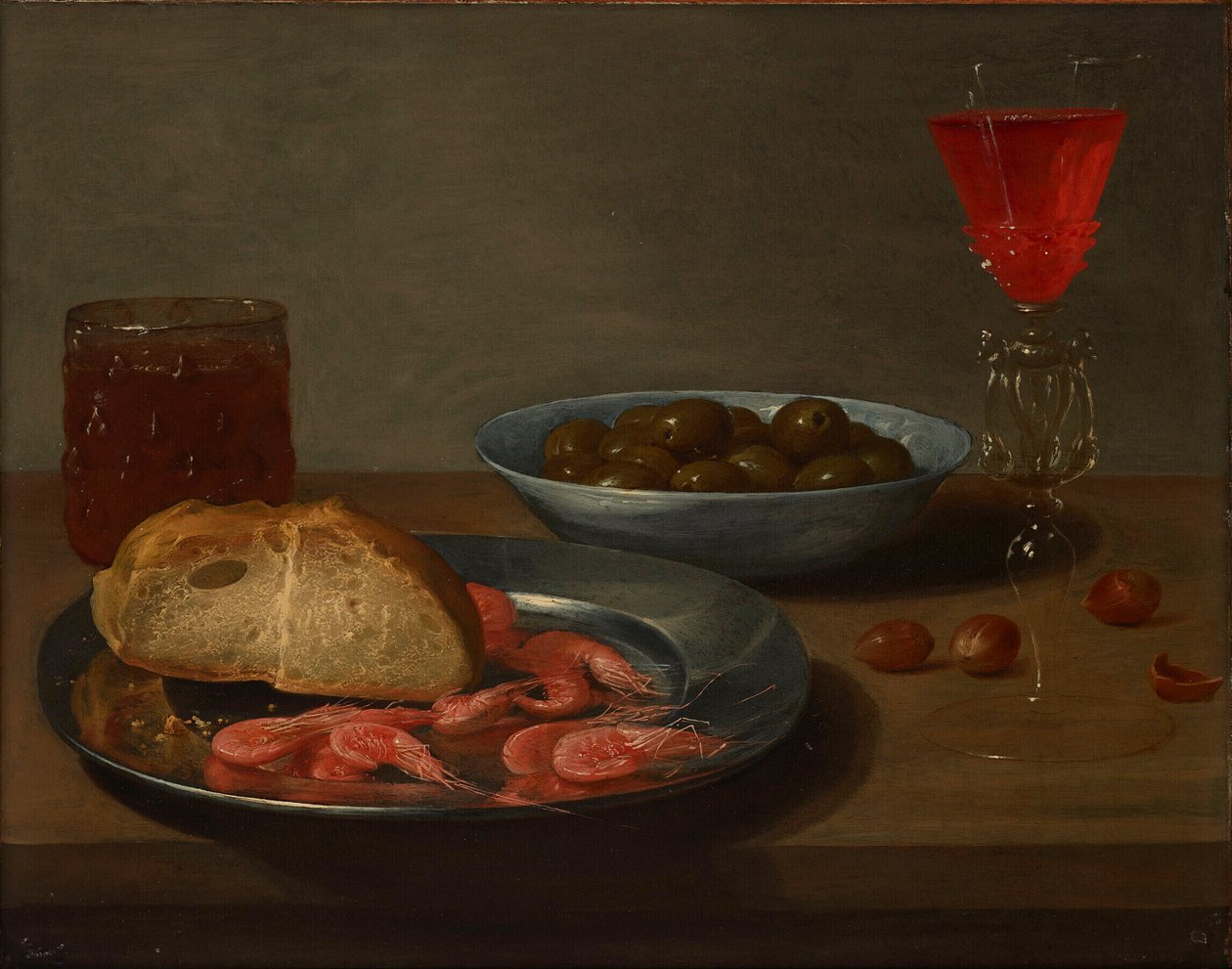 Un plato con gambas y un panecillo, un cuenco con aceitunas, una façon de Venise, un vaso de cerveza y almendras sobre una mesa de Jacob Van Es