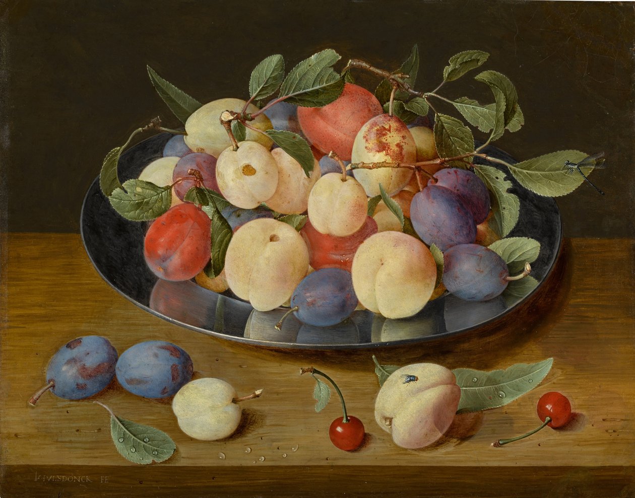 Bodegón de ciruelas y melocotones en un plato de peltre, con ciruelas, un melocotón y cerezas, todo sobre una mesa de Jacob van Hulsdonck