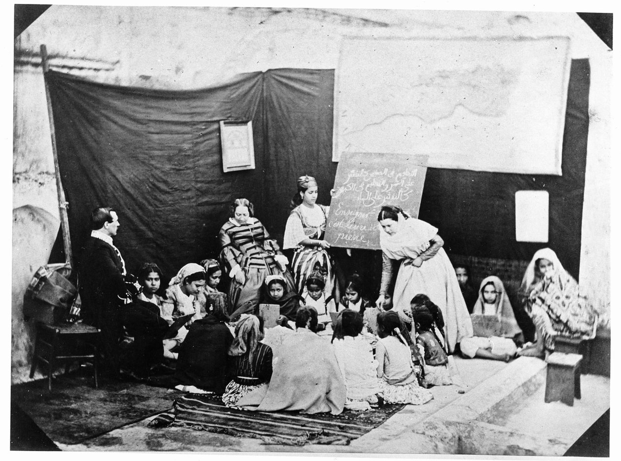 Escuela para niñas jóvenes enseñada por Madame Luce, Argel, 1856 de Jacques Antoine Moulin