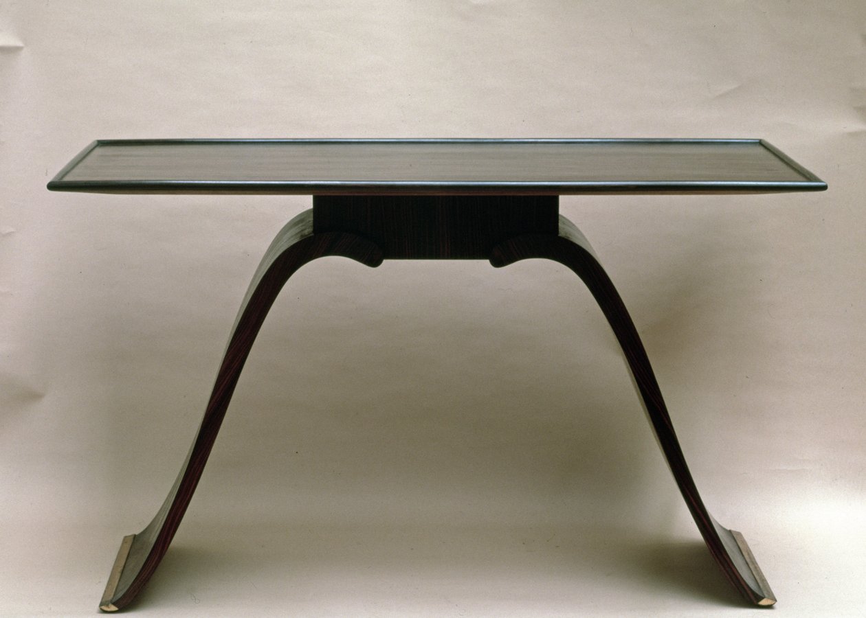 Mesa de ébano Macassin, con pies de latón, por Emile Jacques Ruhlmann, c.1930-32 de Jacques Emile Ruhlmann