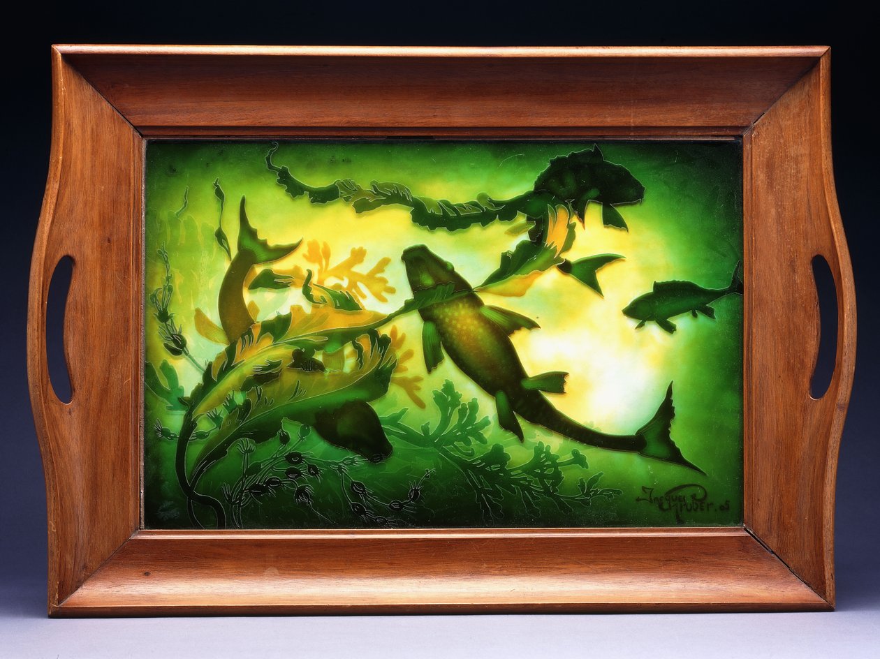 Una bandeja de vidrio doblemente superpuesta y grabada que representa peces nadando entre el follaje, c.1905 de Jacques Gruber