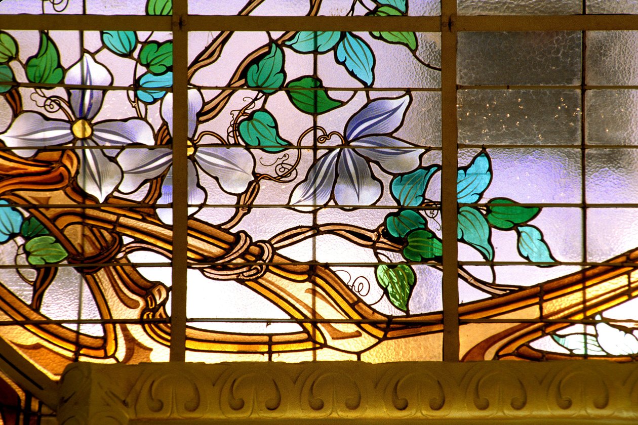 Nancy (departamento 54), Art Nouveau, “La vidriera de las clemátides” (1901) - (detalle), vitrales de Jacques Gruber (1870-1936), en Crédit Lyonnais, rue St Georges de Jacques Gruber