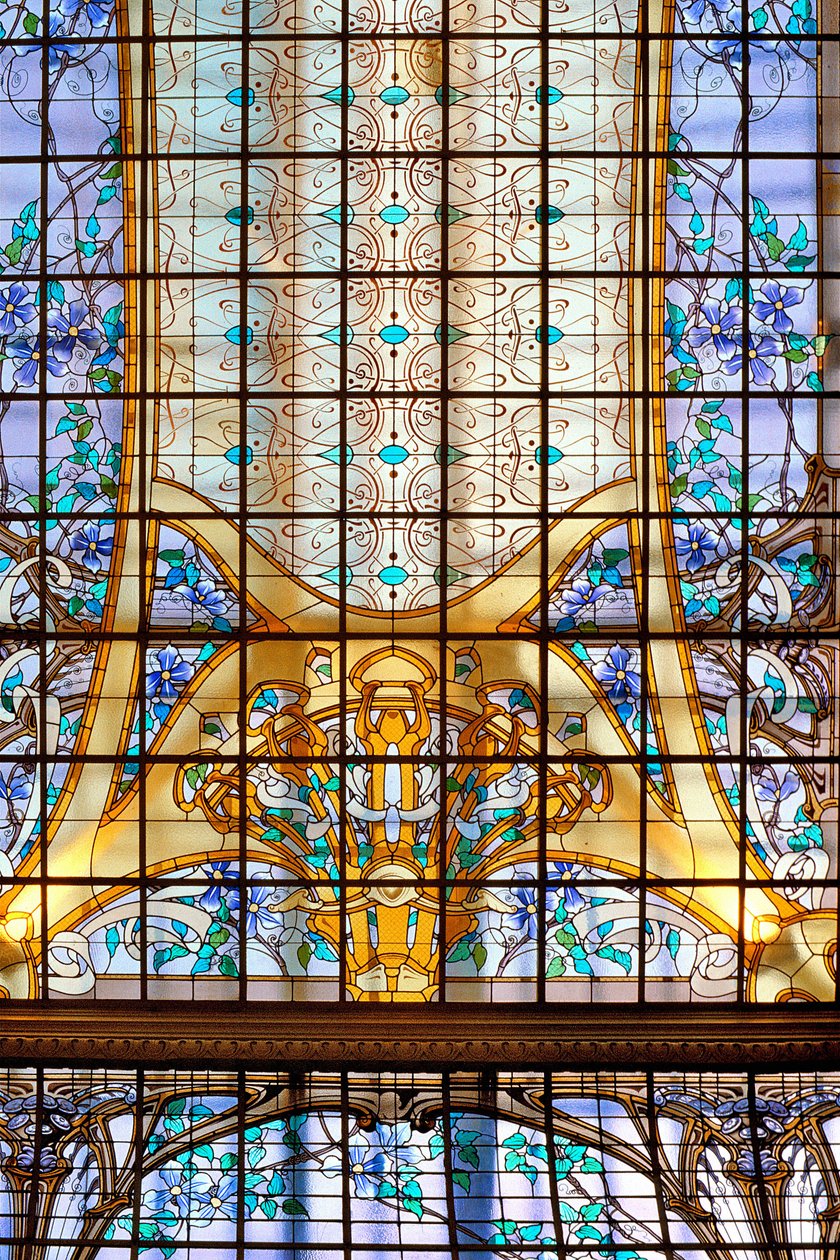 Nancy (departamento 54), Art Nouveau, “La vidriera de las Clemátides” (1901), vitral por Jacques Gruber (1870-1936), en Credit Lyonnais, rue St Georges de Jacques Gruber