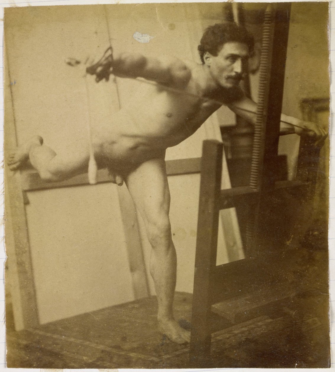 Estudio de un modelo desnudo masculino, inclinado hacia adelante con la pierna derecha hacia atrás, en el estudio de Jacques de Lalaing de Jacques Lalaing (attributed to)