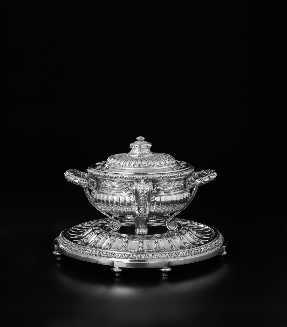 Sopera de Luis XV, tapa y soporte del servicio Orloff de Jacques Nicolas Roettiers