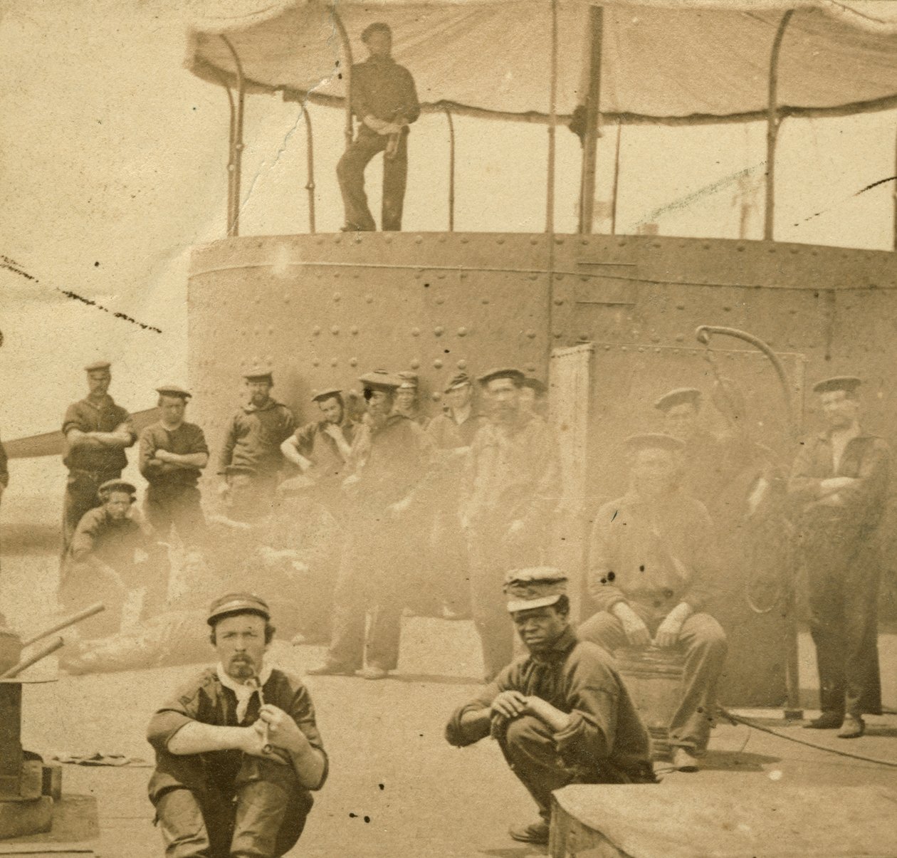 Tripulación en la cubierta del USS Monitor, 1862 de James F. Gibson