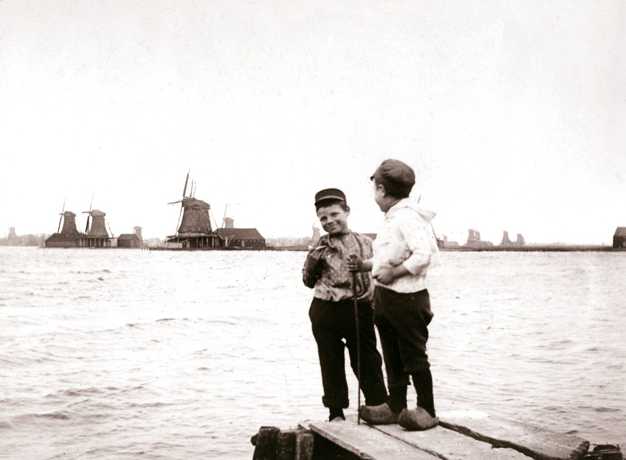 Niños junto a un canal, Laandam, Países Bajos, 1898 de James Batkin