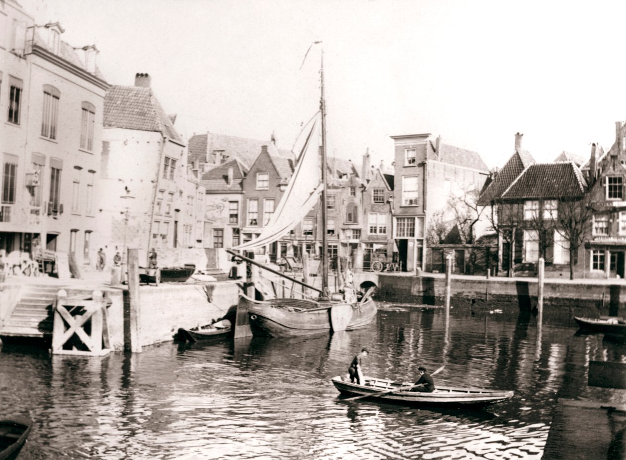 Patio del canal, Dordrecht, Países Bajos, 1898 de James Batkin