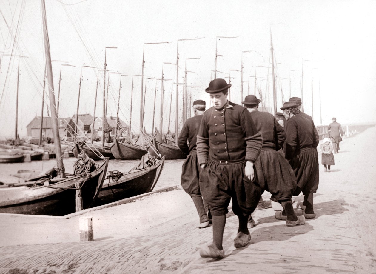 Hombres con traje tradicional, Isla Marken, Países Bajos de James Batkin