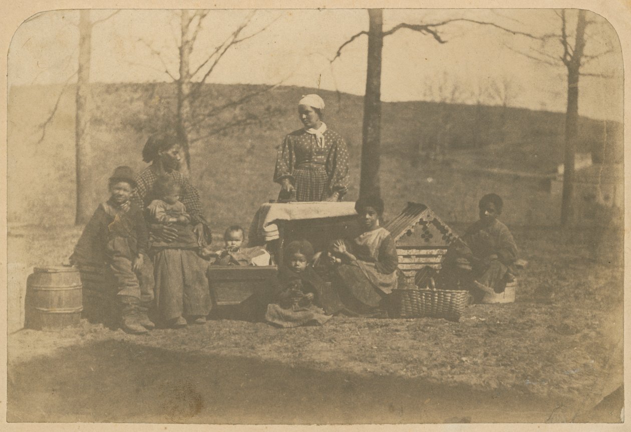 Fotografía de albúmina de mujeres esclavizadas y sus hijos cerca de Alexandria, 2 de diciembre de 1861 a 10 de marzo de 1862 de James E. Larkin