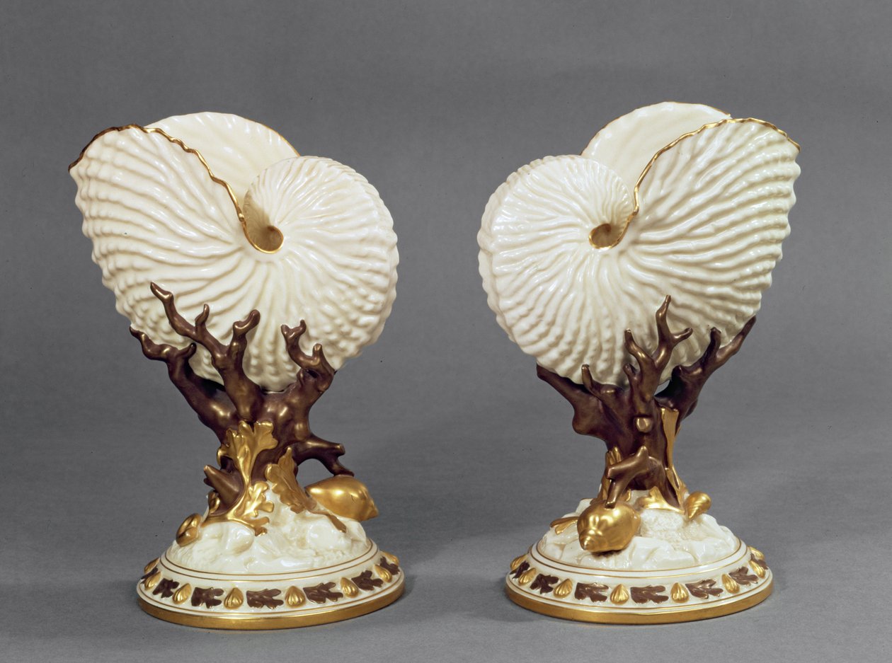 Par de jarrones de Worcester con forma de conchas de Nautilus, 1880 de James Hadley
