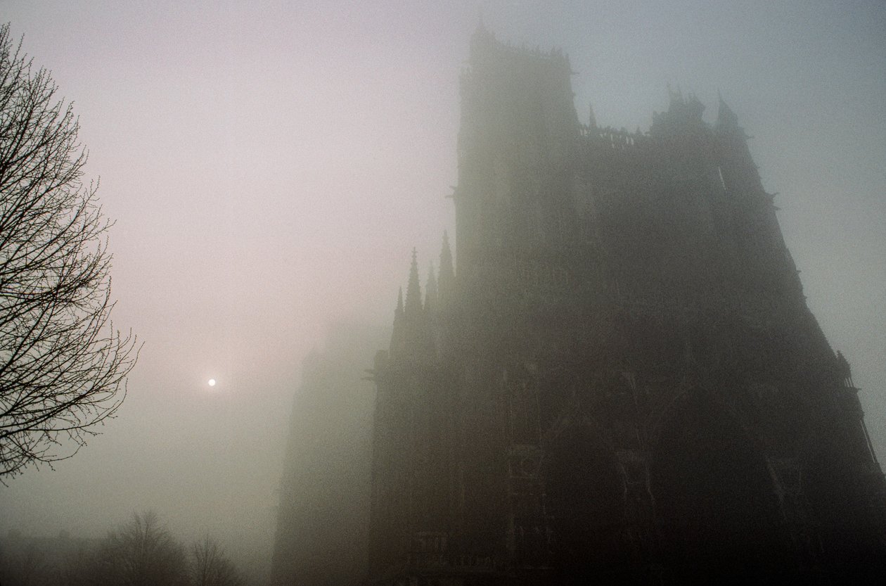 Vista en la bruma matinal de Notre-Dame en Amiens. CATEDRAL DE NOTRE-DAME, AMIENS,... de James L Stanfield