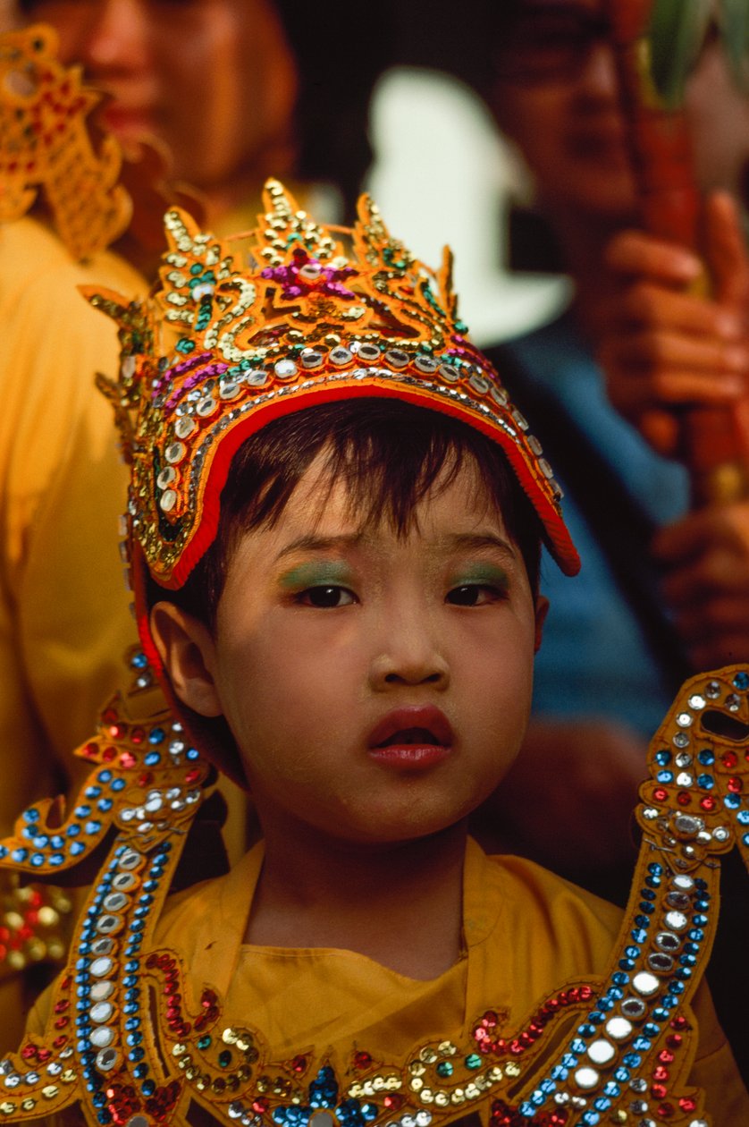 Un joven devoto en el Festival Tabaung. Pagoda de Shwe Dagon, Rangún, Birmania. de James L Stanfield