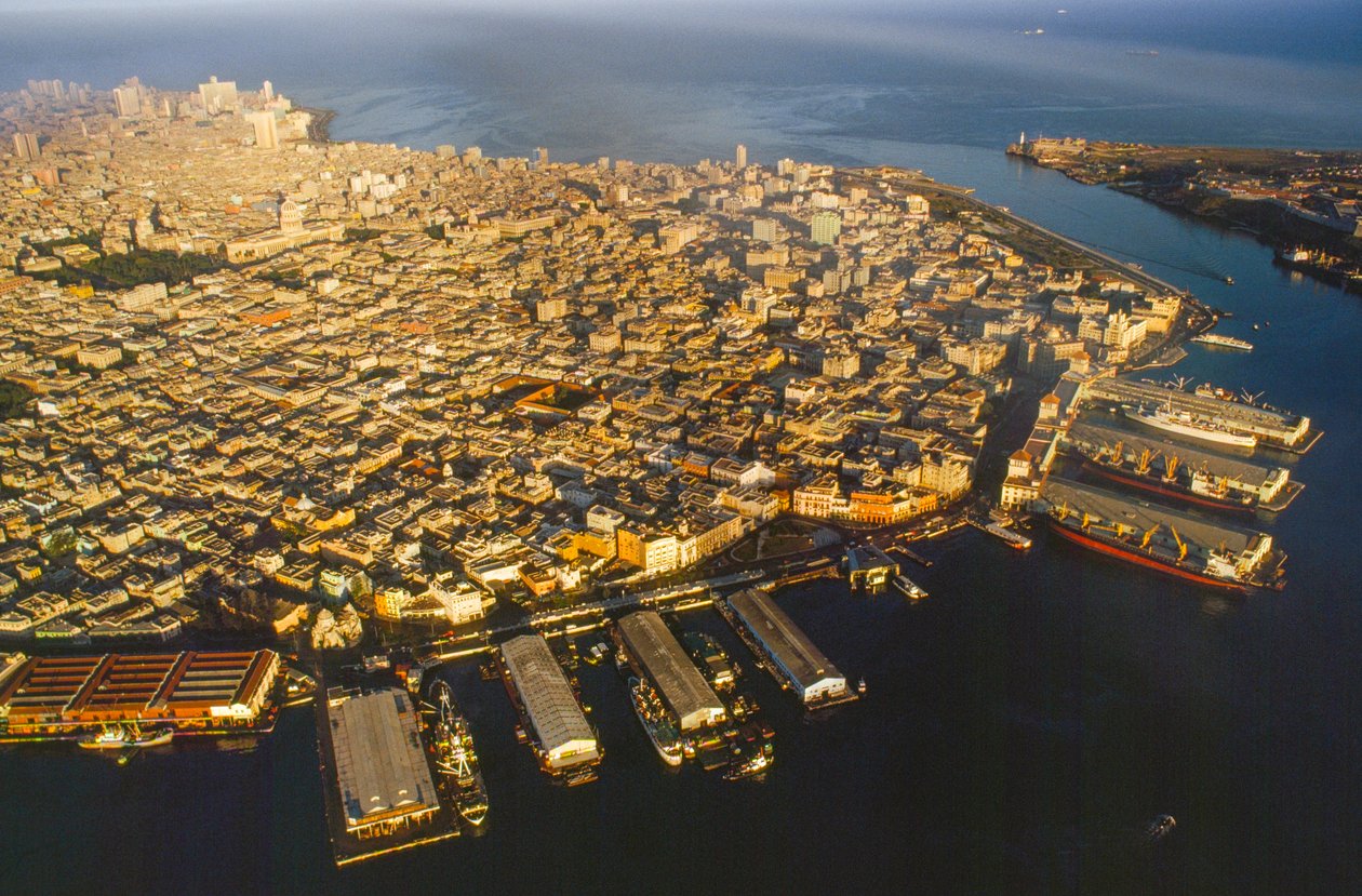 Vista aérea de La Habana Vieja, el Puerto de La Habana, el Canal del Puerto, la Bahía de la Ha... de James L Stanfield