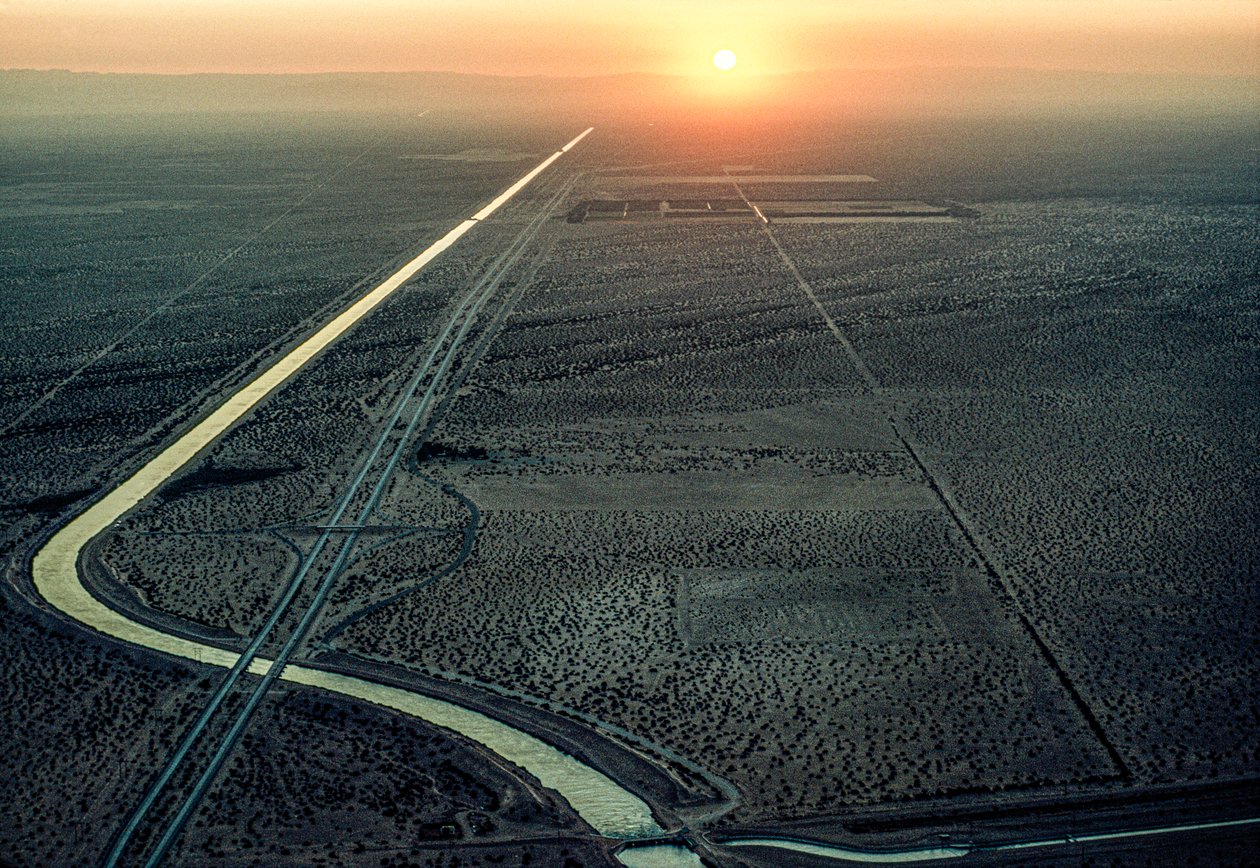 Vista aérea del Canal All-American mientras el sol abrasador se pone por el oeste. El can... de James L Stanfield