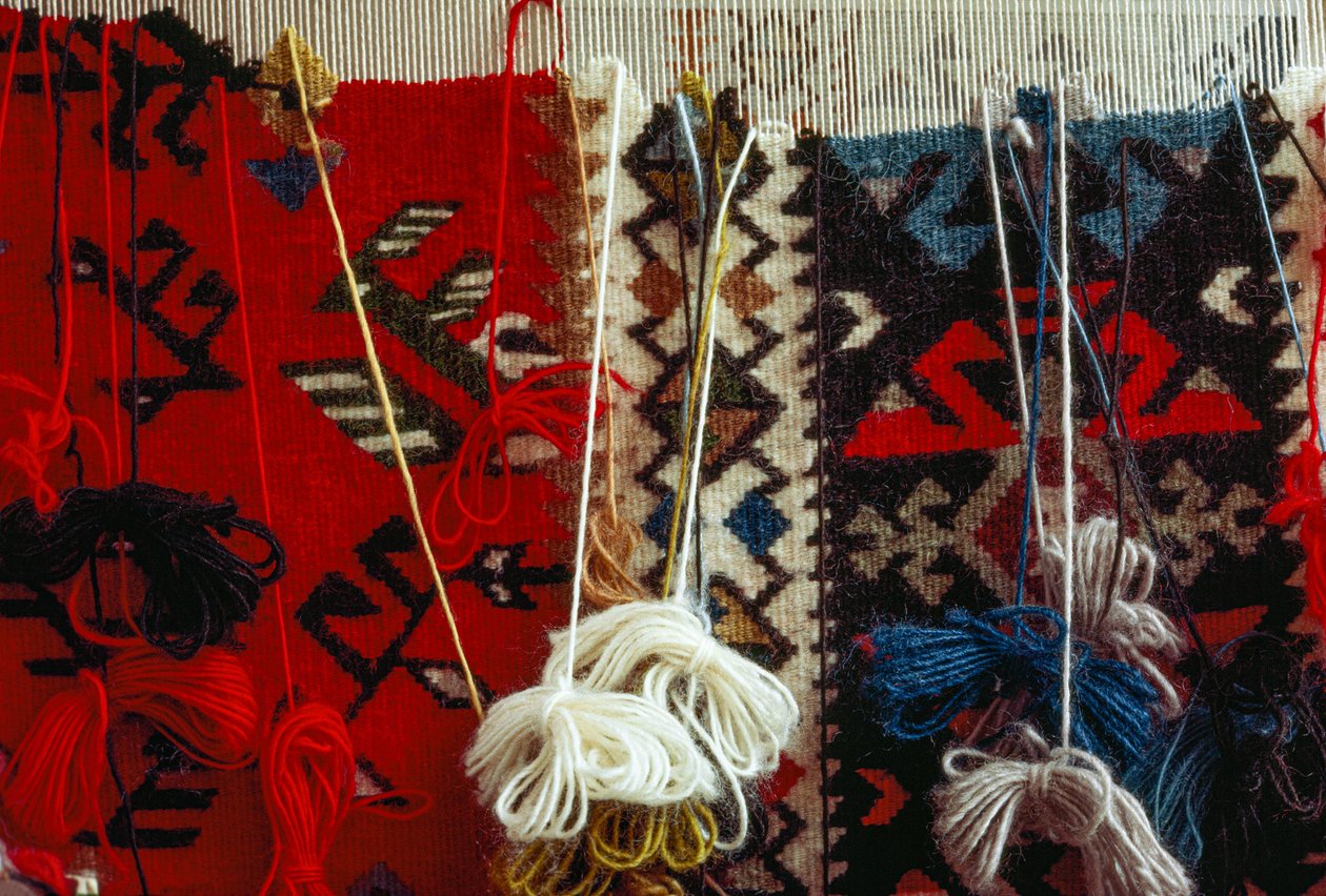 Detalle de una alfombra tejida a mano parcialmente completa. Kotel, Bulgaria. de James L Stanfield