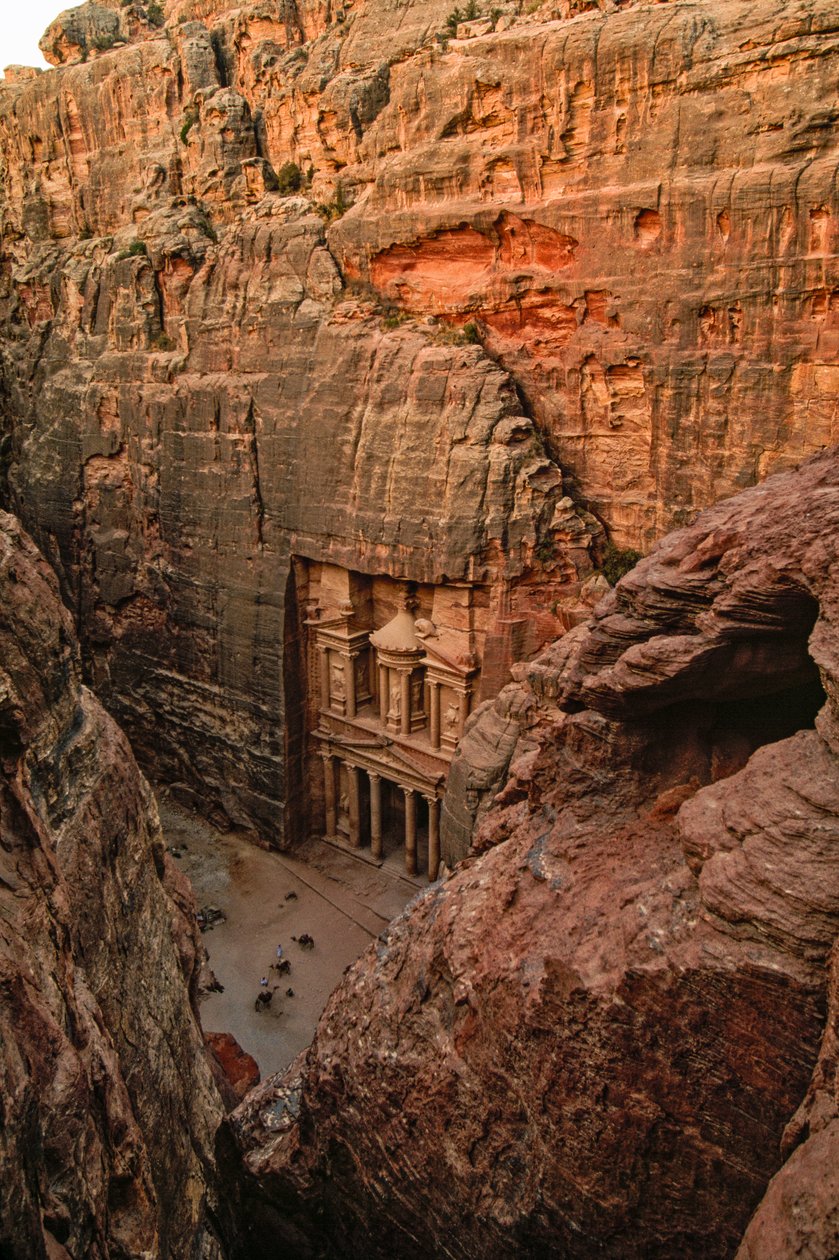 Vista elevada del templo nabateo llamado Al-Khazneh akd el Tesoro del Faraón... de James L Stanfield