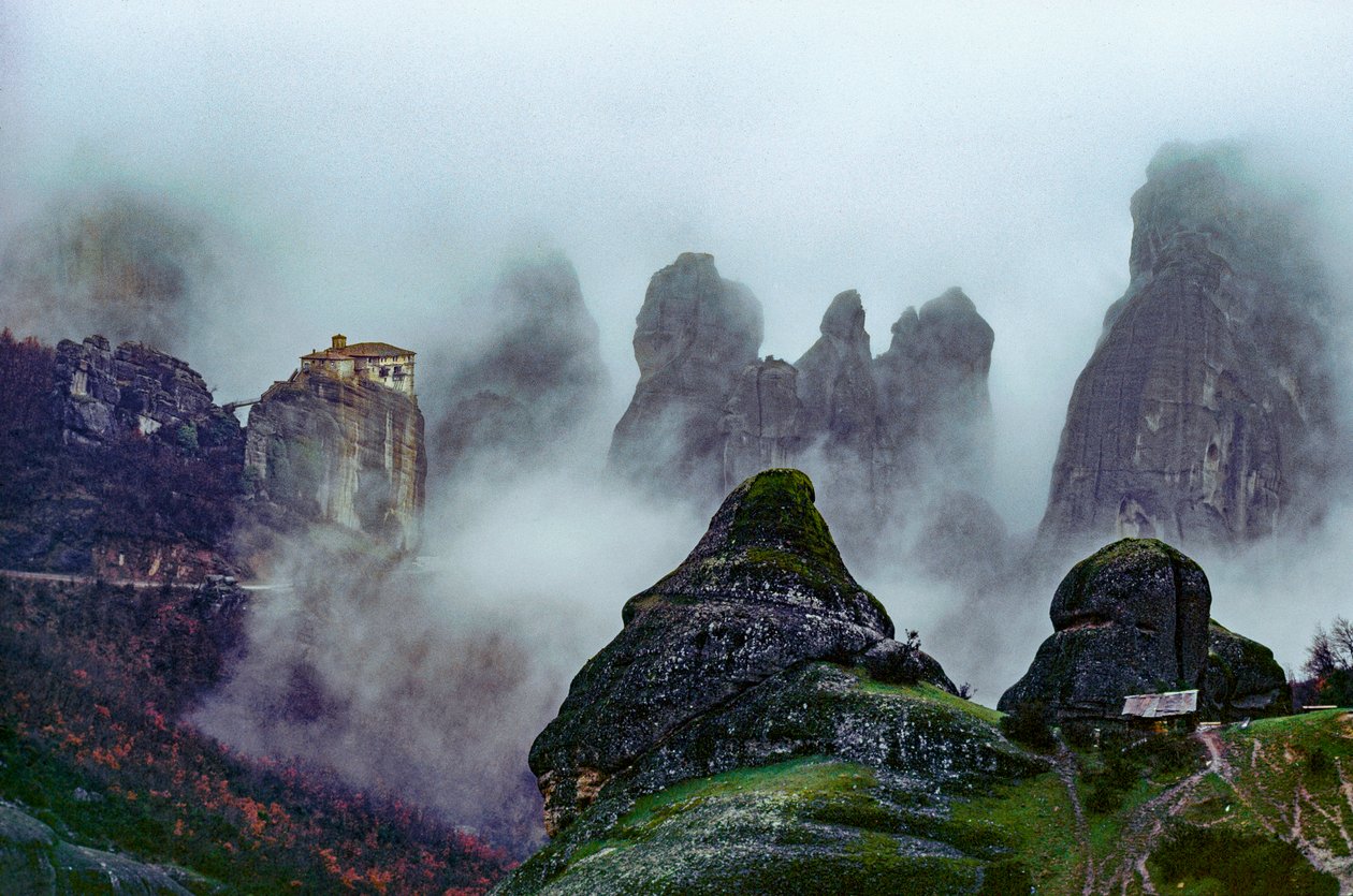 Monasterios del siglo XIV, formaciones rocosas envueltas en niebla. Monasterio de Meteora... de James L Stanfield