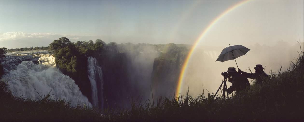 El fotógrafo de National Geographic James Stanfield, con la ayuda de su ayudante... de James L Stanfield