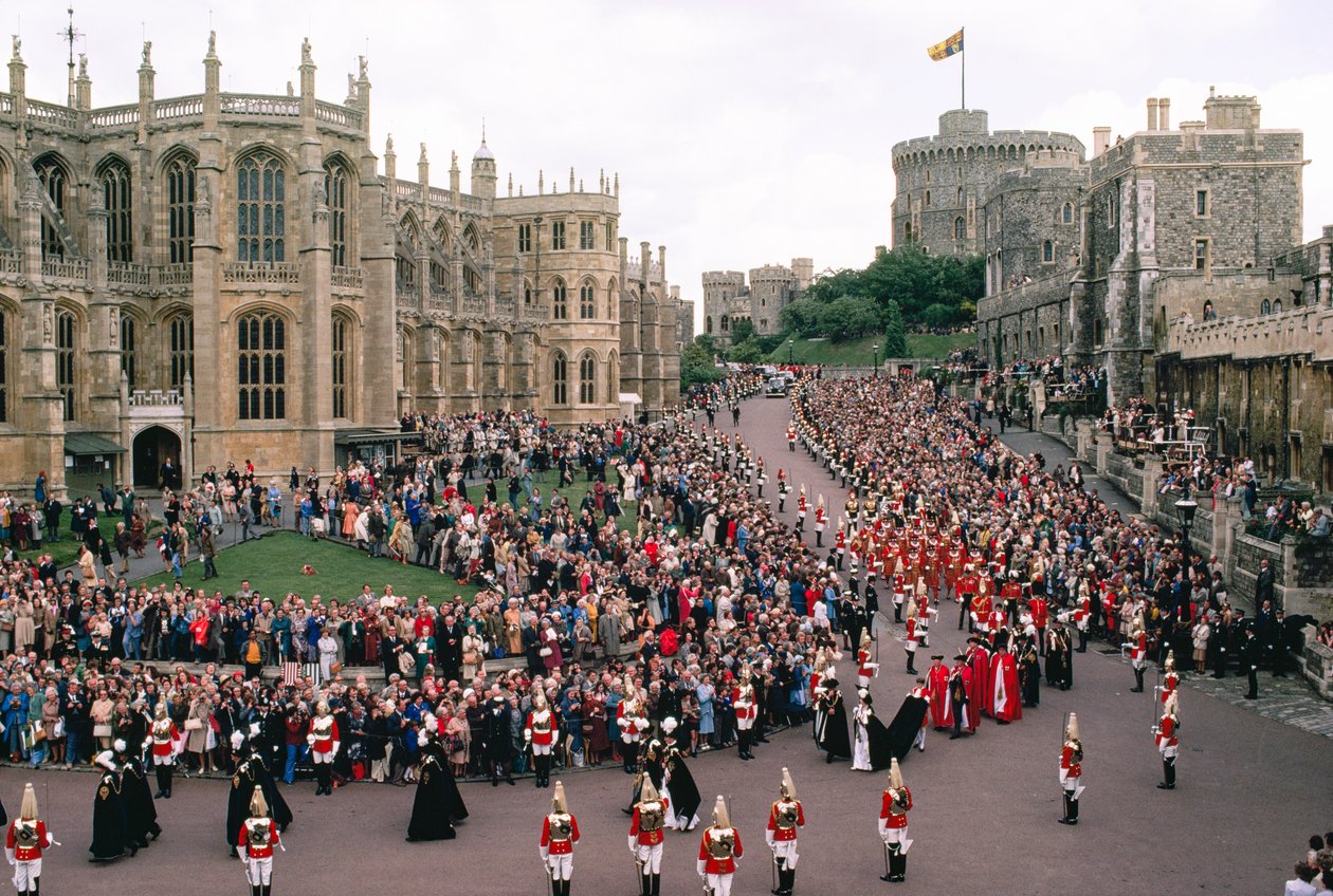 La Reina Isabel y el Príncipe Felipe presiden la Capilla de San Jorge. Castillo de Windsor, Wi... de James L Stanfield