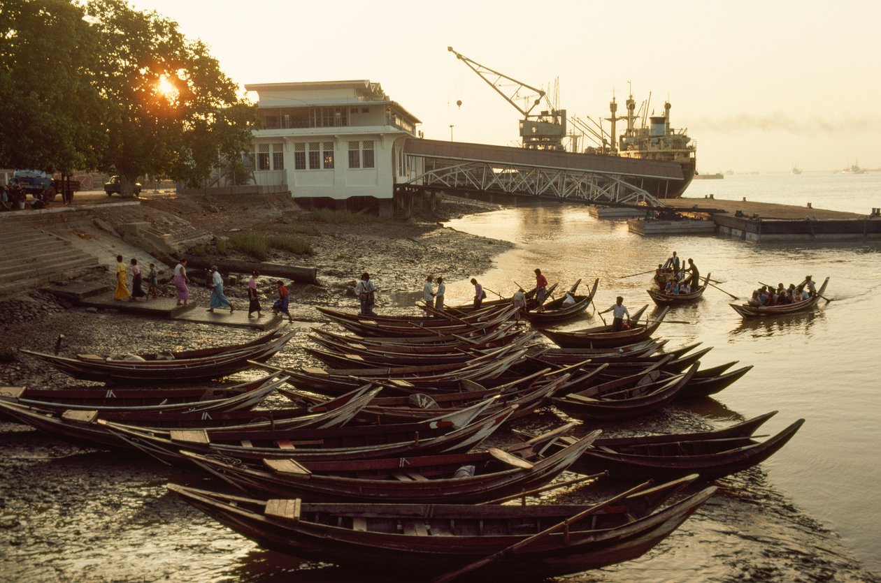 Los sampanes se agolpan en la playa fangosa del embarcadero de Nantira. EMBARCADERO DE NANTIRA, RANGOON, BIRMANIA. de James L Stanfield