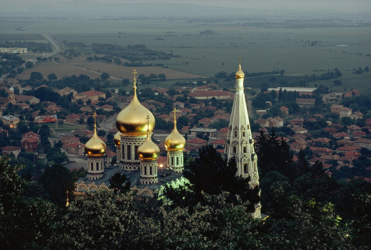 La Shipka Memorial Church eleva cúpulas doradas sobre el valle. SHIPKA, VALLE DEL... de James L Stanfield