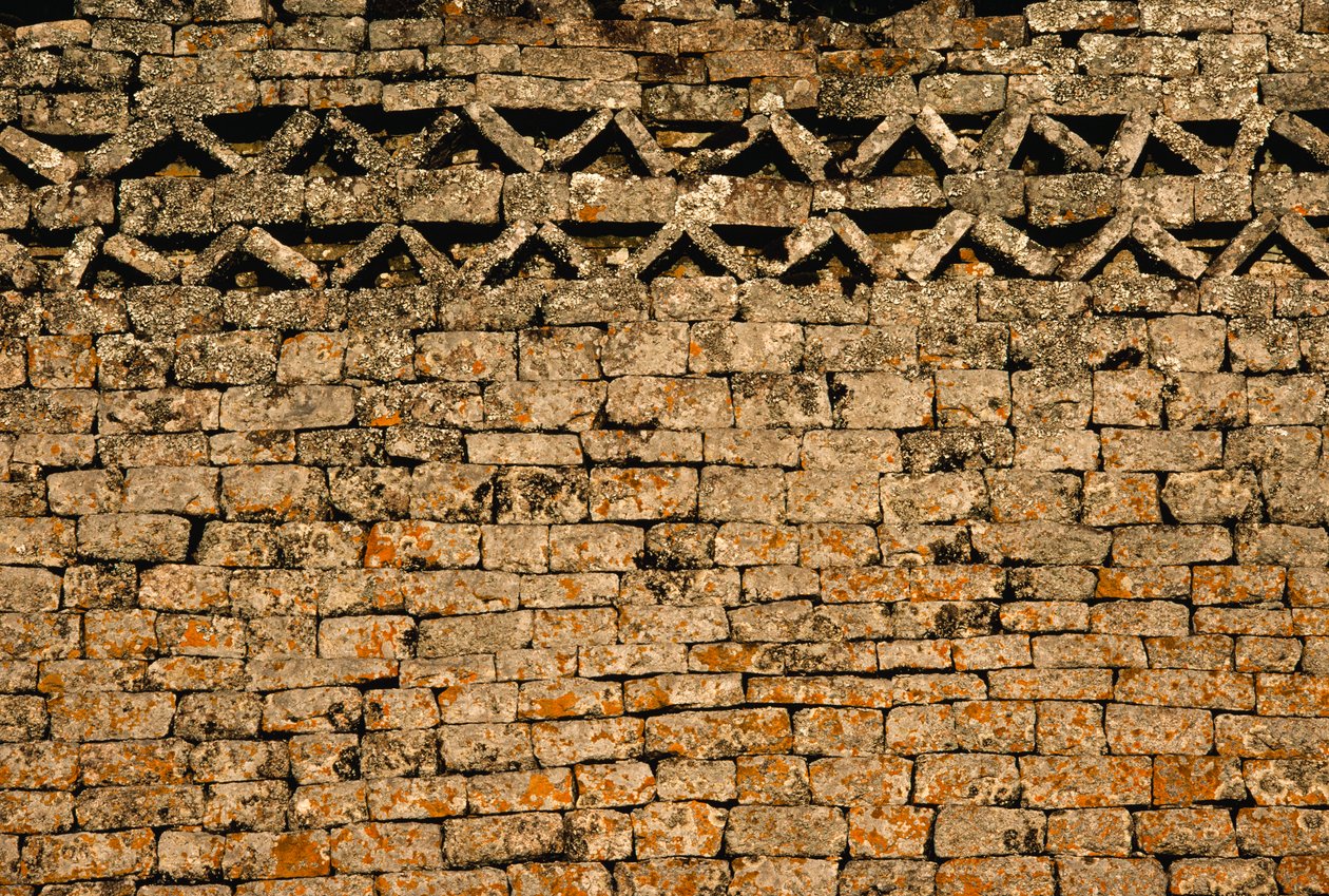 Muro de piedra en GREAT ZIMBABWE RUINS, ZIMBABWE. . de James L Stanfield