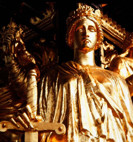 Justicia, una de las cuatro virtudes cardinales de la torre del dosel del Albert Memorial, completado en 1876 de James Redfern