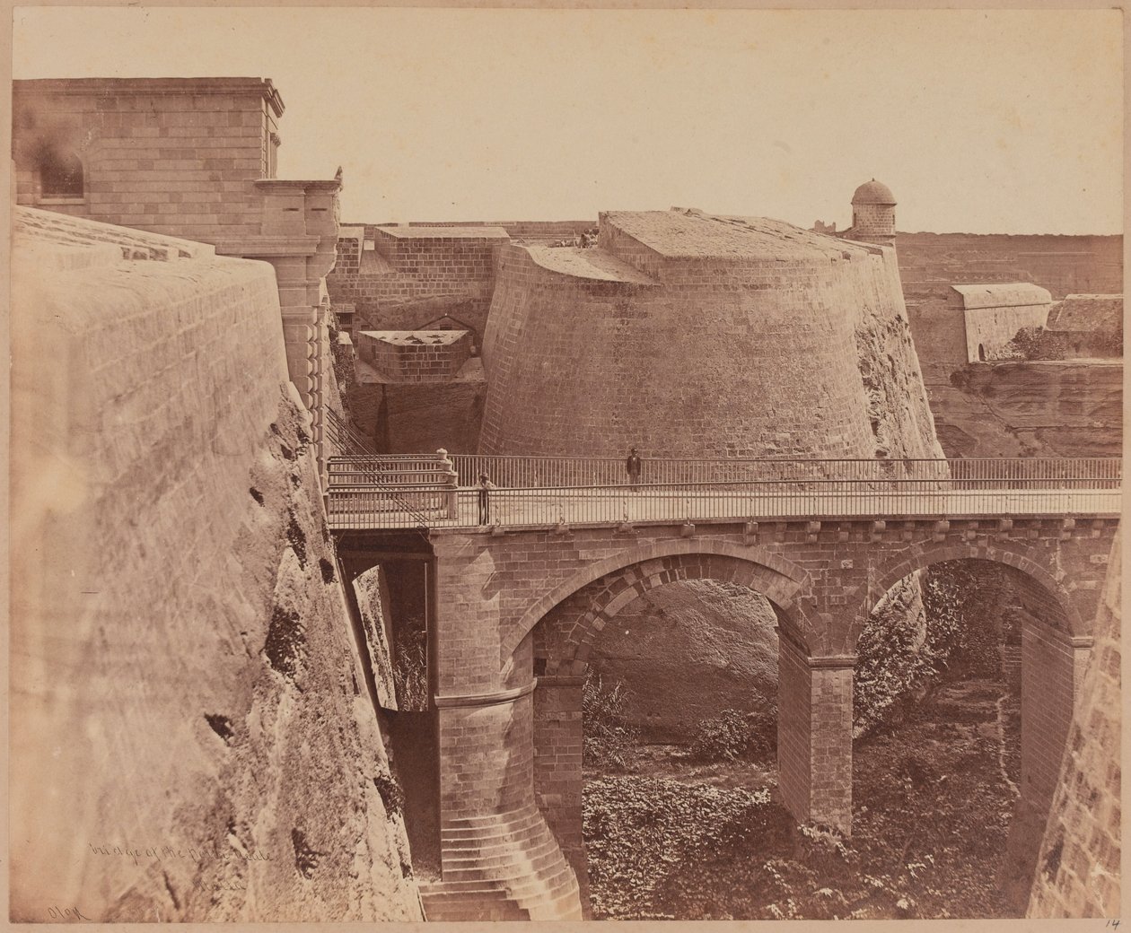 Puente en la Porta Reale, Malta, circa 1856 de James Robertson