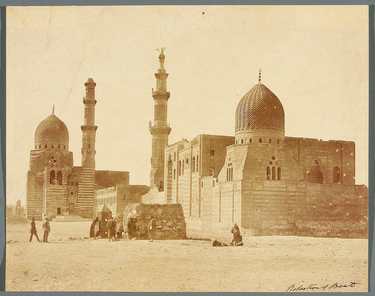 Egipto. El Cairo. Dos complejos religiosos funerarios en la Necrópolis Norte: del sultán mameluco Inal, mediados del siglo XV [a la derecha], y del emir mameluco Kurkumas, comienzos del siglo XVI [a la izquierda] de James Robertson