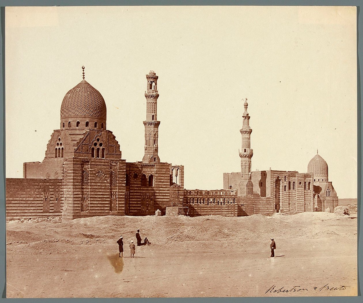 Egipto. El Cairo. Dos complejos religiosos funerarios en la Necrópolis Norte: del sultán mameluco Inal (mediados del siglo XV) [a la derecha] y del emir mameluco Kurkumas (principios del siglo XVI) [a la izquierda] de James Robertson