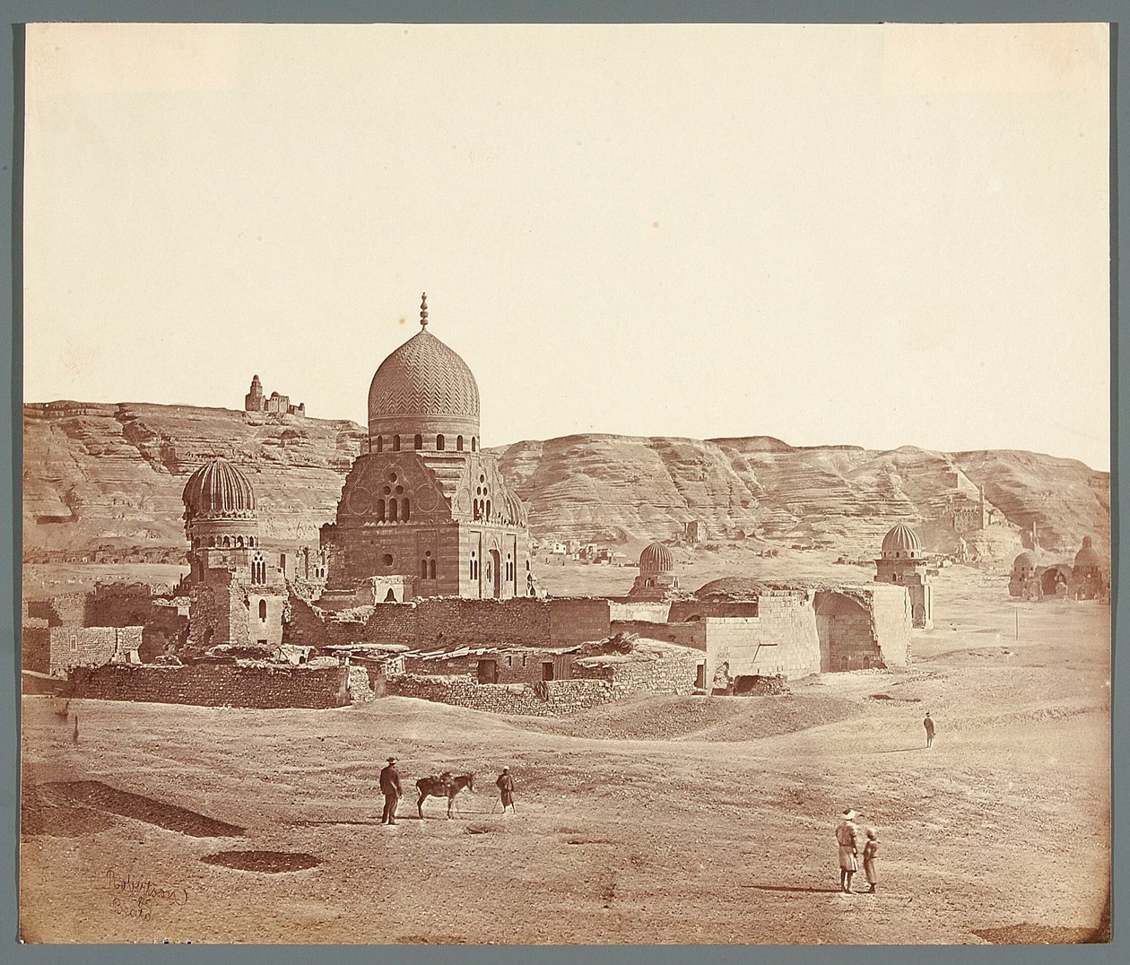 Egipto. El Cairo. Necrópolis del Sur. En primer plano, el mausoleo de Sudun (1504); al fondo, en la meseta de Mukattam, la mezquita de Al-Djuyushi. de James Robertson