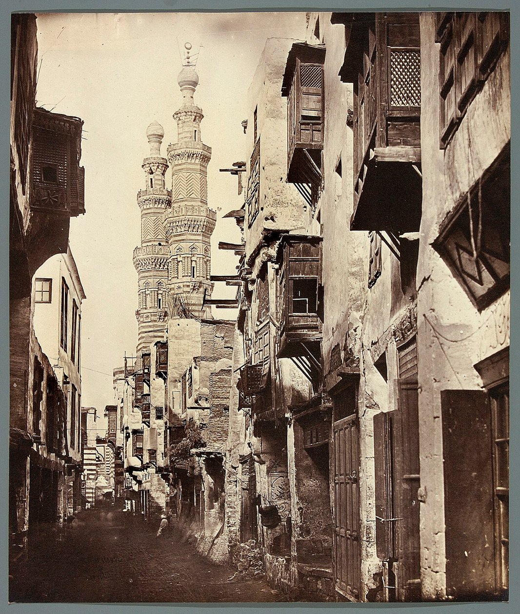 Egipto. El Cairo. Callejuela - al fondo, minaretes de la mezquita mameluca de Al-Mu