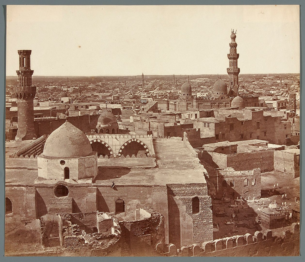 Egipto. El Cairo. Vista general: al fondo, la madraza y el mausoleo de Umm As-Sultan Sha