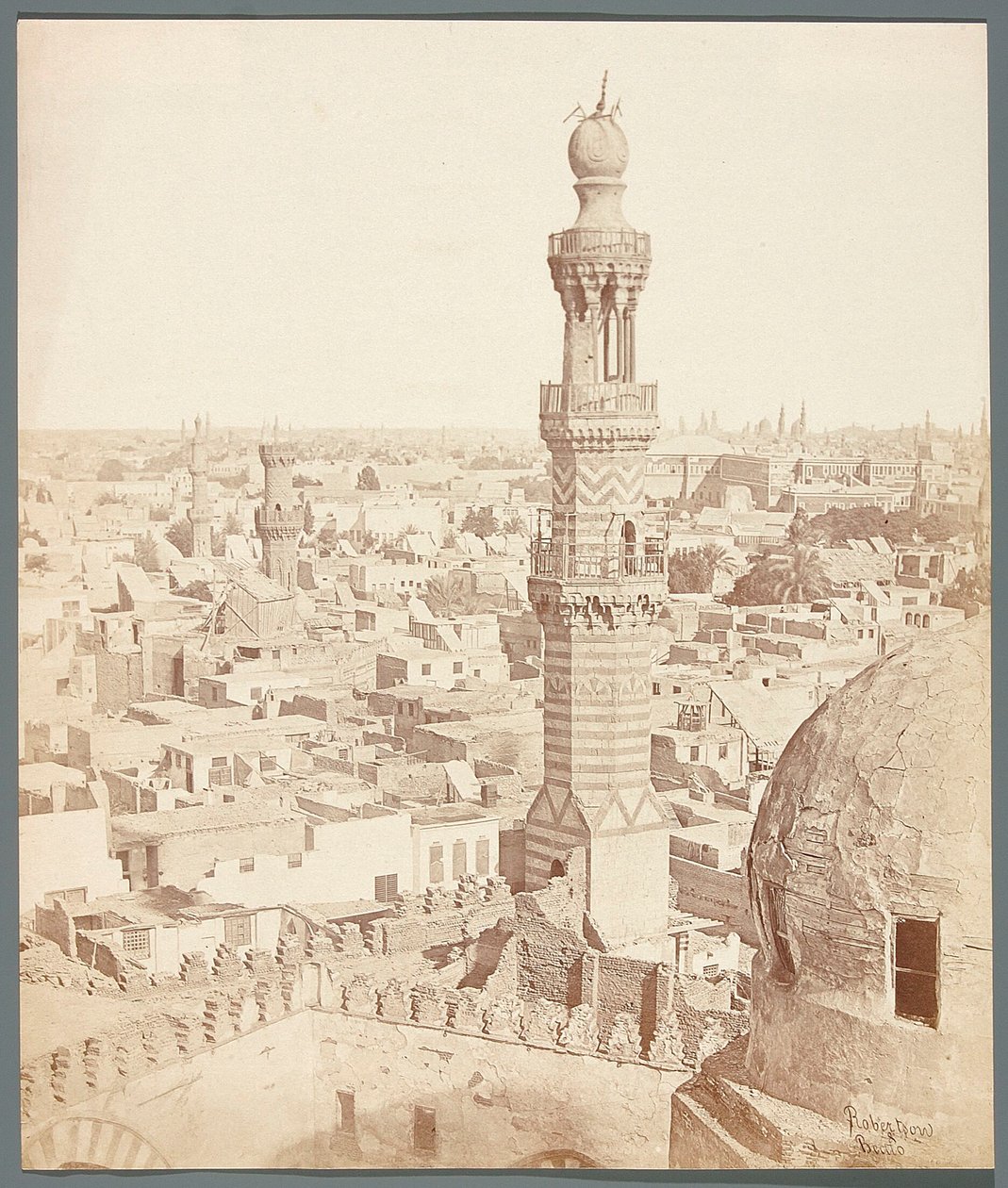 Egipto. El Cairo. Vista desde la madrasa - mausoleo del emir mameluco Sarghitmish (1356) de James Robertson
